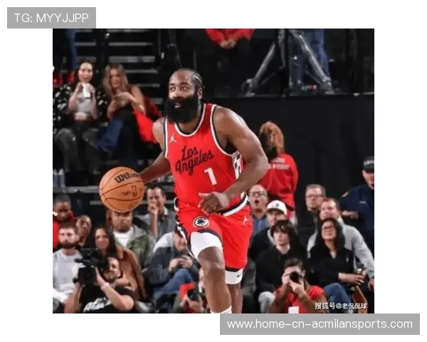 哈登站在弧顶，洛杉矶快船等待掩护