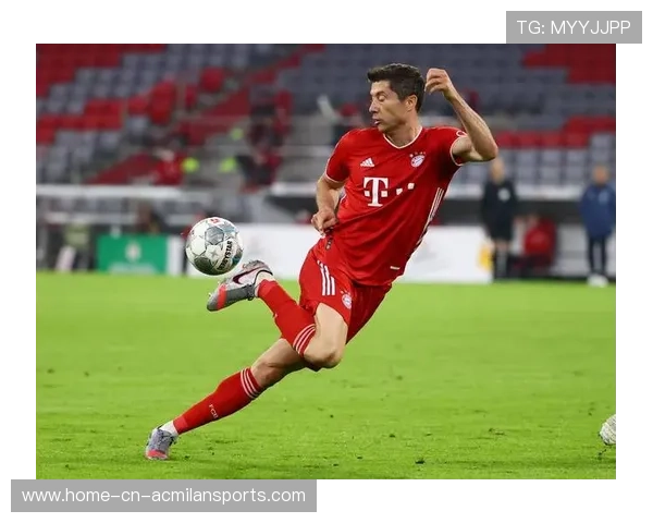 拜仁阵地配合打穿防守，莱万点球主罚稳稳命中